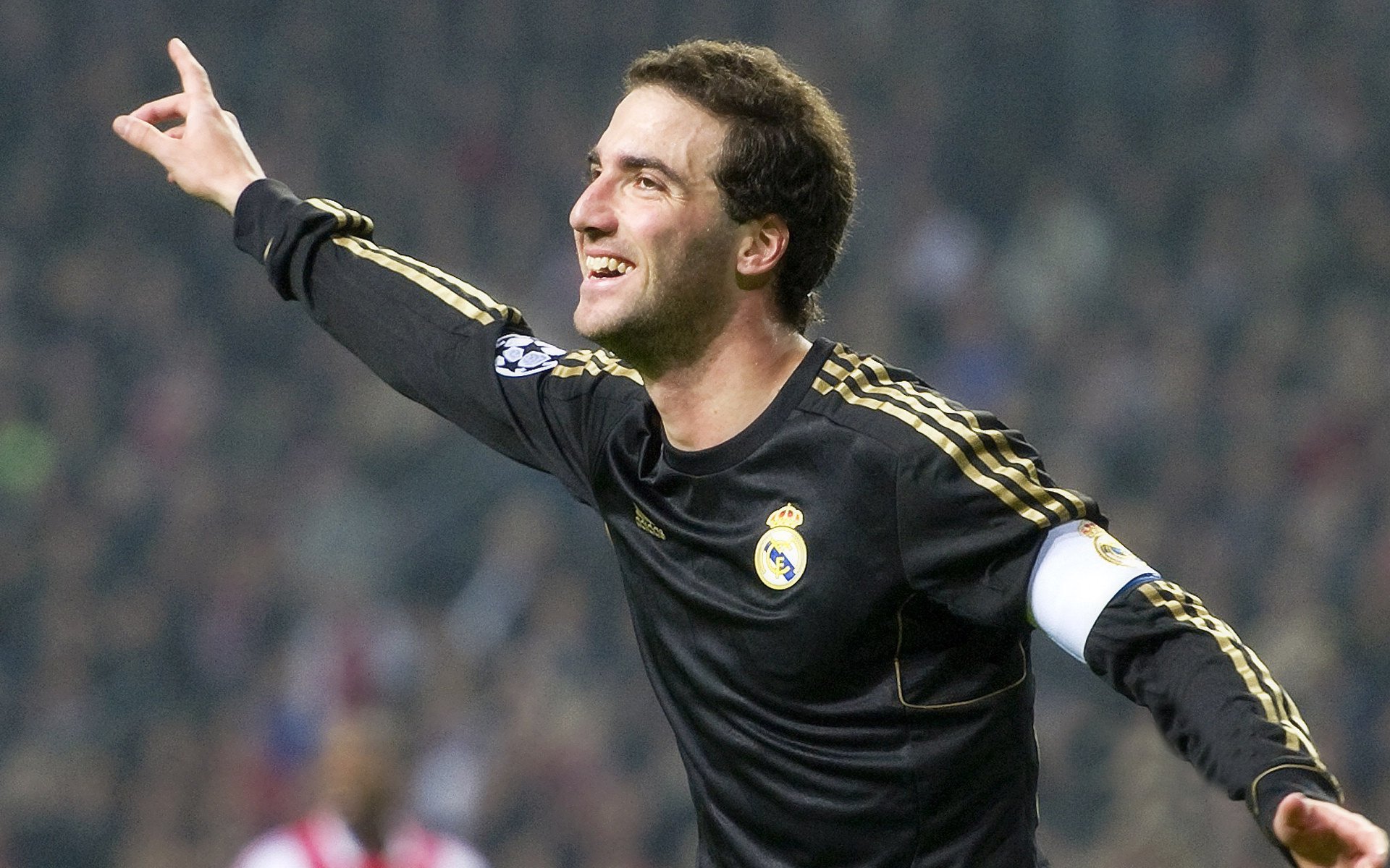 五大联赛比赛中是否更频繁出现非对称进攻站位，五大联赛竞争最激烈